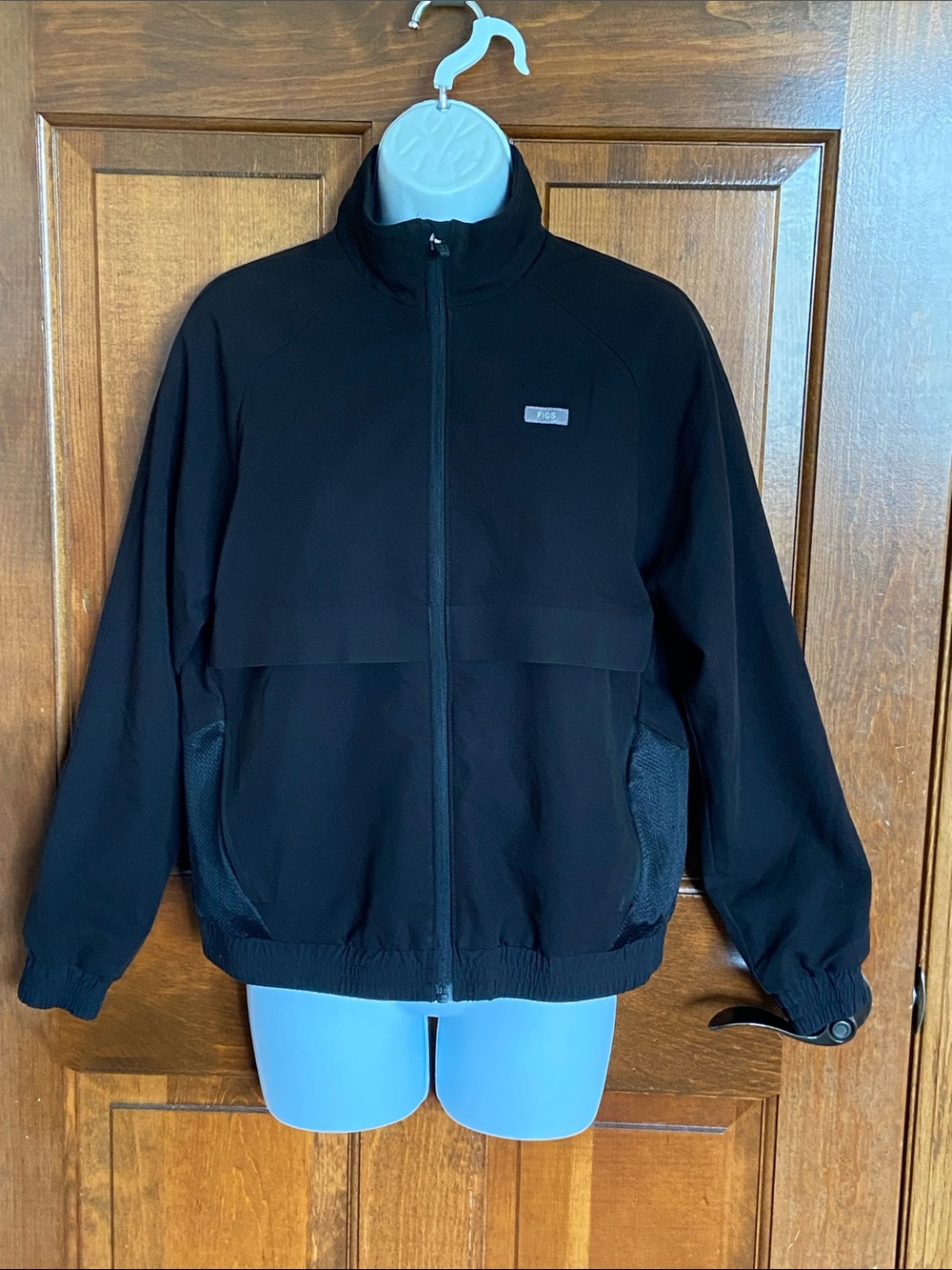 FIGS Sydney Performance Scrub Jacket a full-zip front and mesh side panels XS